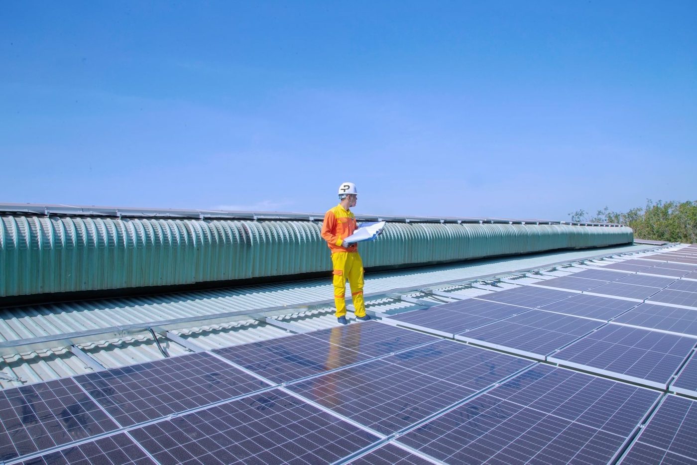 Técnico Procex revisando una instalación de paneles solares