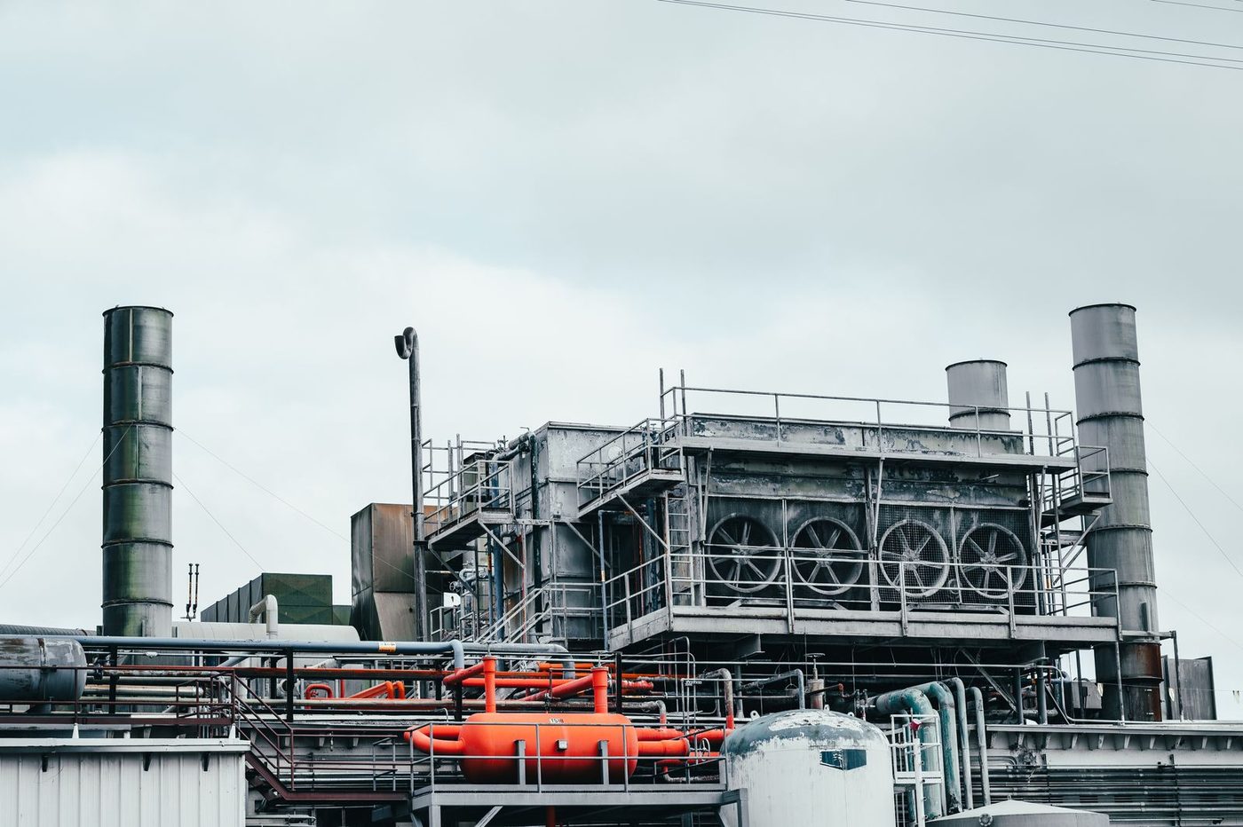 Planta industrial con torres y ductos de proceso