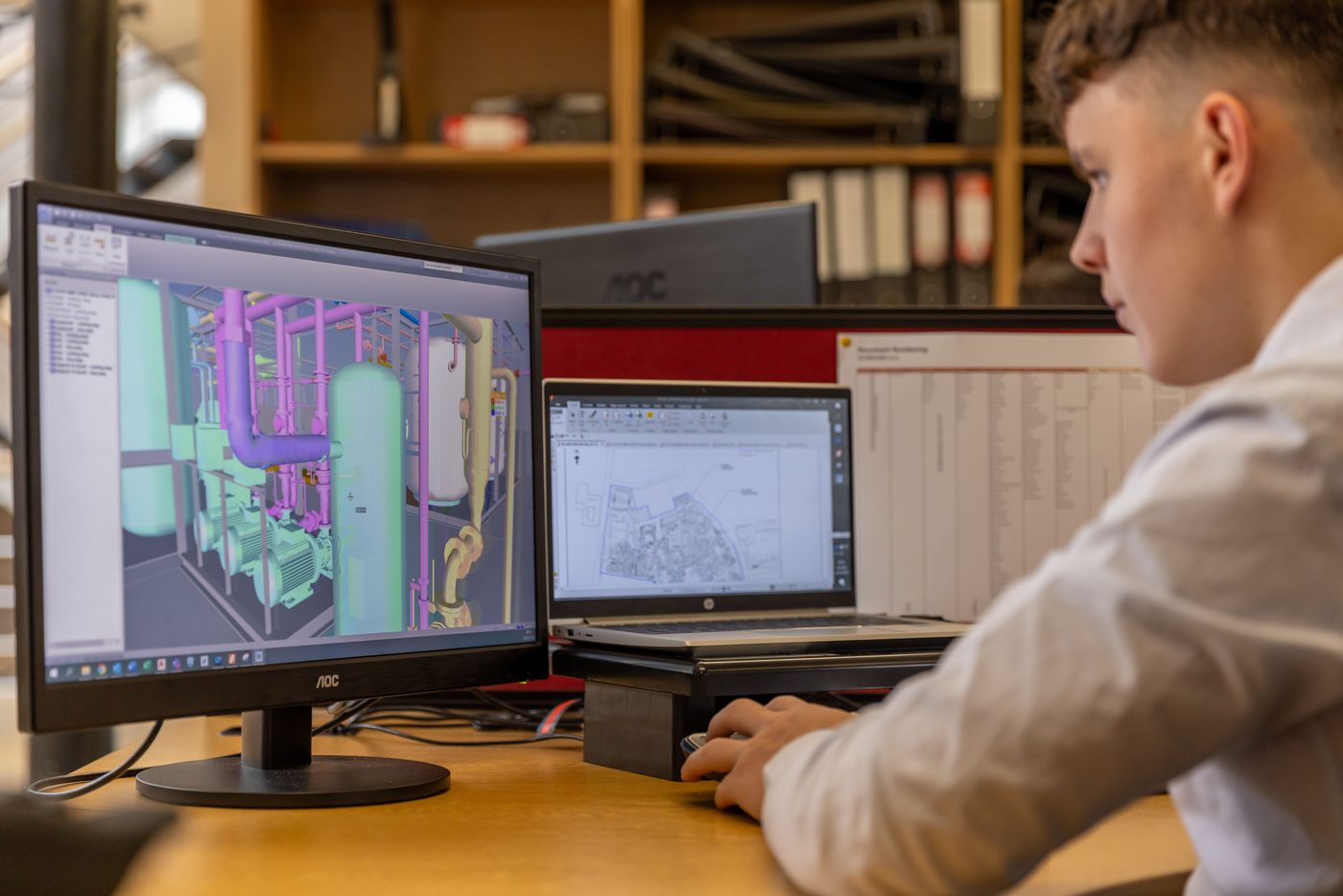 Ingeniero revisando un modelo 3D de tuberías y bombeo